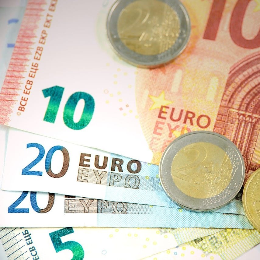 Billets pour illustrer l'obtention d'un crédit d'impôt grâce à une entreprise de nettoyage comme Ad hoc Cleaning